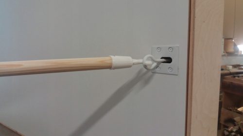 Tetőtéri lépcső - 40x40 korlátos oszlop 1 m -re az üvegen keresztül