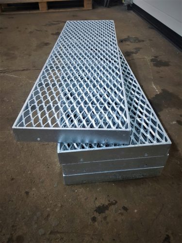Külső lépcsők - Fém lépések, horganyzott, rács anti -SLIP 120x28cm