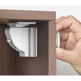   Gyermekbiztonsági biztosítás - A szekrények mágneses védelme, a fiókok 4 db.