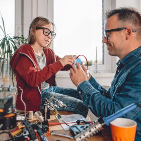   Külső töltő egy DC motorral ellátott elektromos telefonhoz