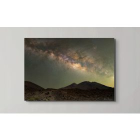   Falfestészet - A kozmosz Tejútrendszerének képe a vulkán felett, fémen