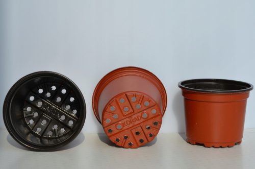  Korad virágcserép 7 cm x 9 x 7 cm átmérője 9 cm műanyag fekete, barna és bézs árnyalatai, terrakotta, többszínű