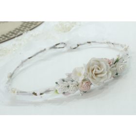    Közösségi koszorú - finom fehér virágok, amelyek úgy néznek ki, mint az igazi