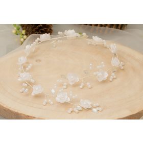    Áldozóág, úrvacsorára fehér virágok, zsinóron gyöngyök, úrvacsora