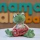  Plüss Baby Prince Frog piros nadrágban, 20 cm (Bukowski Design)