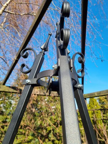  Grills Giant állvány 230cm Grillállvány 100cm dekoratív C-vel és fenyőtoboz
