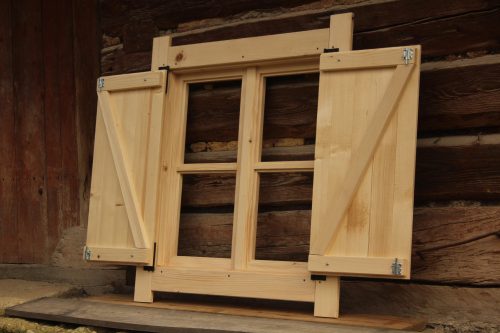 Zsanérok redőnyökhöz - Faablak az Altana House 90x90 ablakától